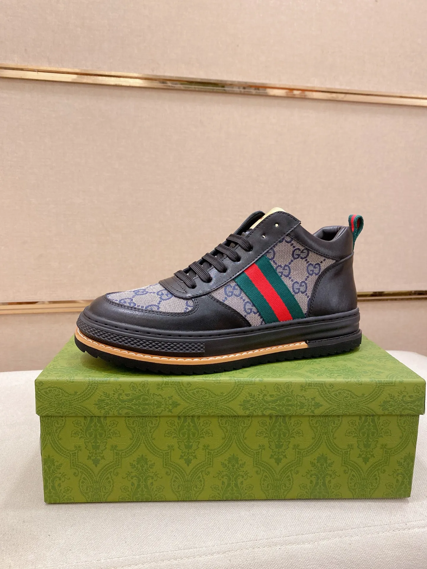 Men's shoes 💰 440 💰 High-quality new high-top GUCCI counters are on the market at the same time. The new men's shoes, 😘fabrics are selected imported cowhide, lining: sheepskin lining. 👍🏿 High-end ☄️ air-cushion molded anti-slip rubber outsole, exquisite lines, simple and elegant, comfortable and high-end for leisure travel. Code number: 38 to 44 (45 can be customized and cannot be returned or exchanged)